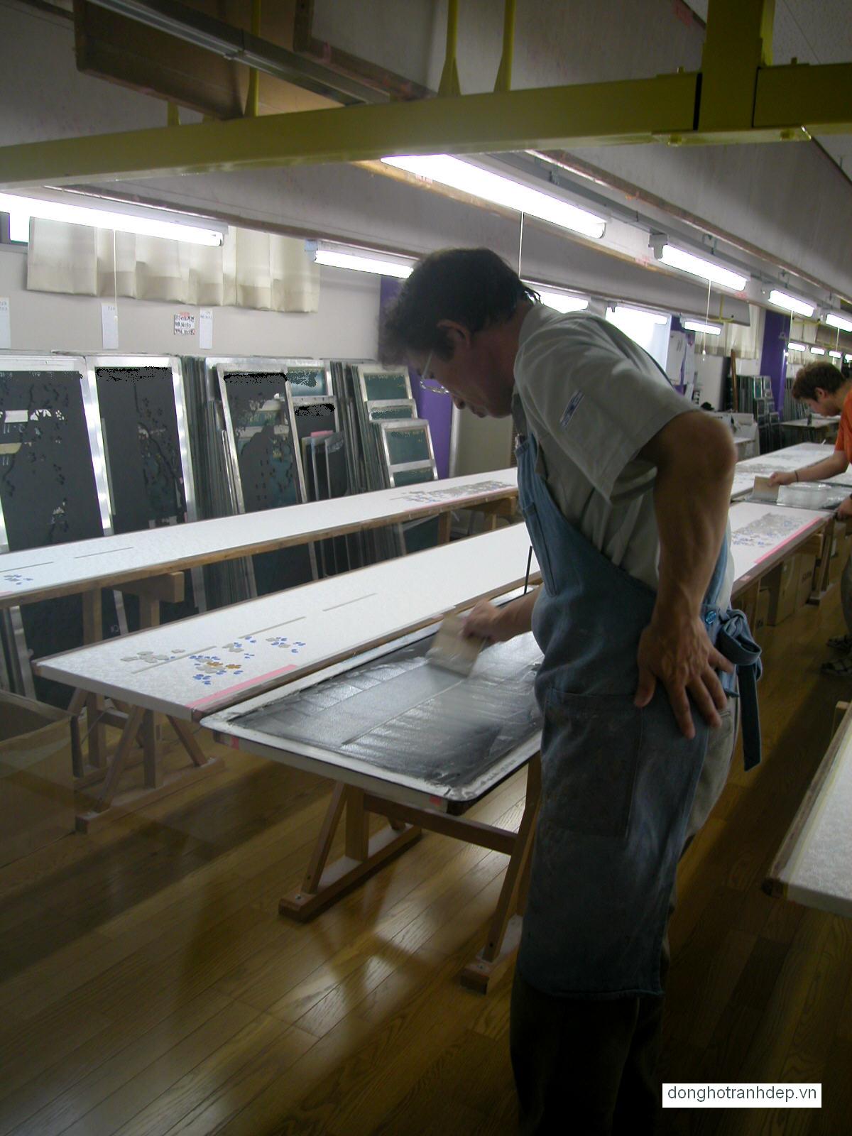 Xưởng sản xuất đồng hồ tranh đẹp Dyvina với đội ngũ sản xuất kinh nghiệm l&agrave;nh nghề kiểm tra thường xuy&ecirc;n c&aacute;c kh&acirc;u trong sản xuất, m&aacute;y m&oacute;c chuy&ecirc;n nghiệp