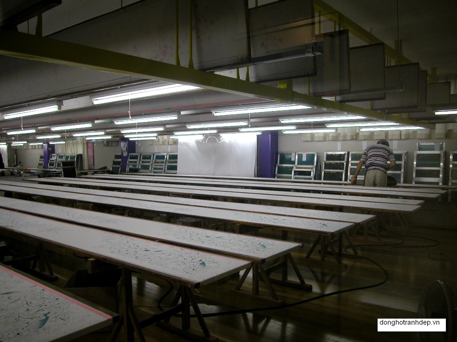 Xưởng sản xuất đồng hồ tranh đẹp Dyvina với đội ngũ sản xuất kinh nghiệm l&agrave;nh nghề kiểm tra thường xuy&ecirc;n c&aacute;c kh&acirc;u trong sản xuất, m&aacute;y m&oacute;c chuy&ecirc;n nghiệp